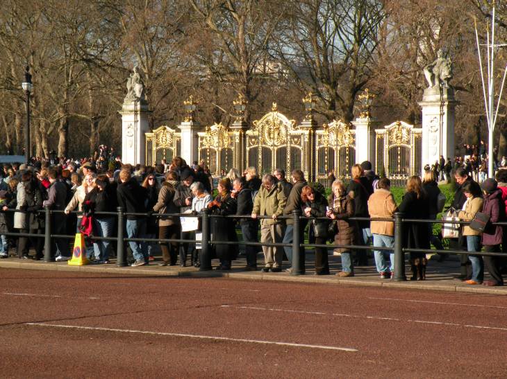  la foule devant Buckingham